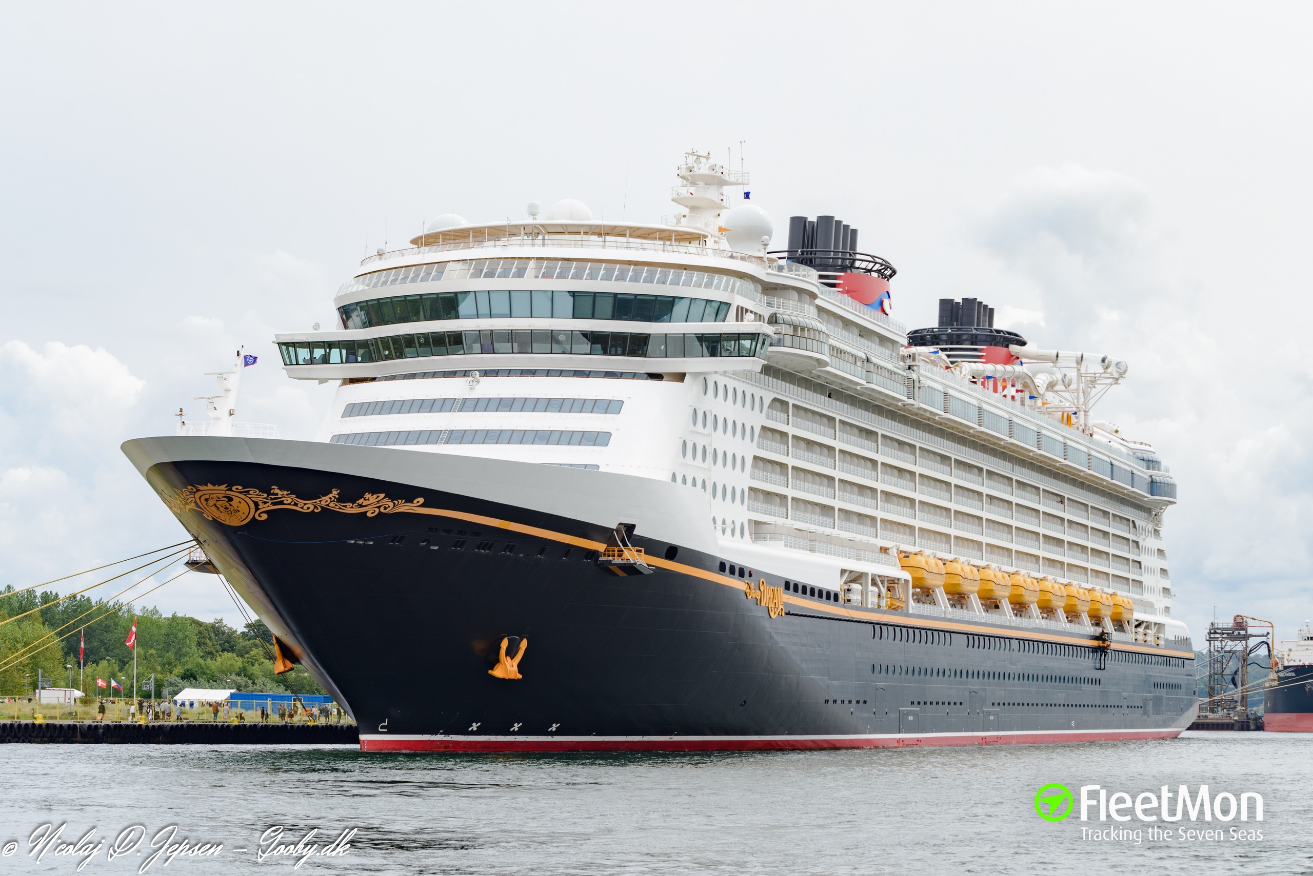 Photo of DISNEY DREAM (IMO 9434254, MMSI 311042900, Callsign C6YR6