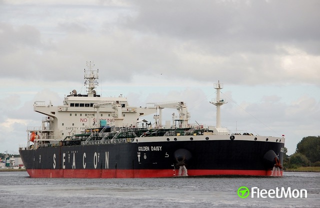 Dutch fishing vessel struck anchored tanker, oil leak, Netherlands UPDATE pics