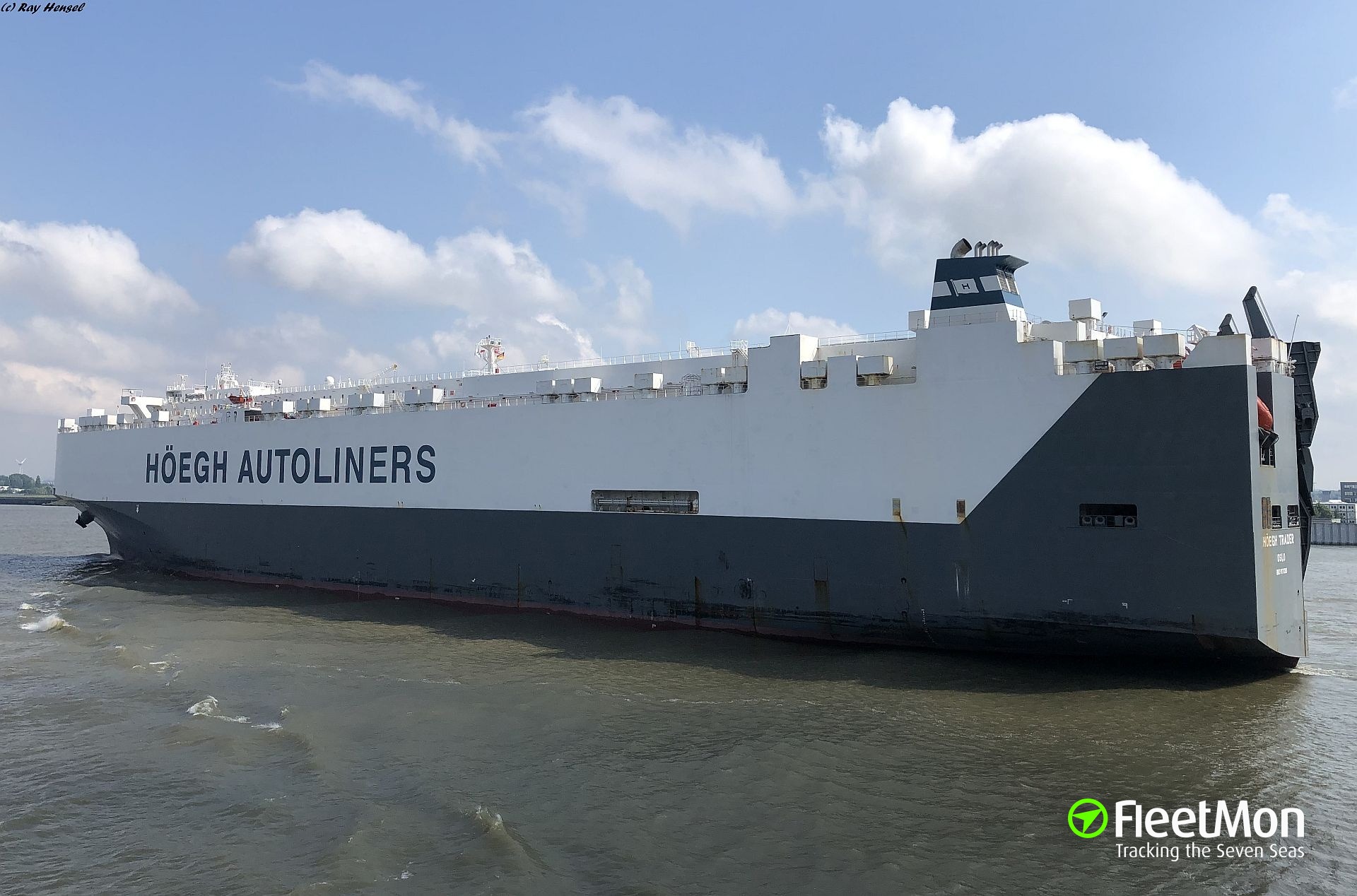 Photo of HOEGH TRADER (IMO: 9171280, MMSI: 258882000, Callsign: LASK7 ...