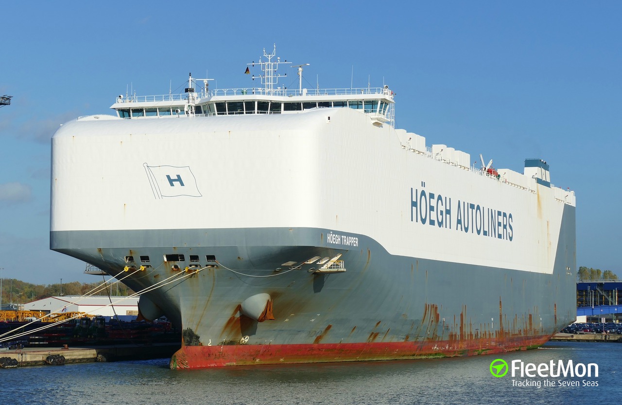 Car carrier contacted Lock, damaged, Bremerhaven