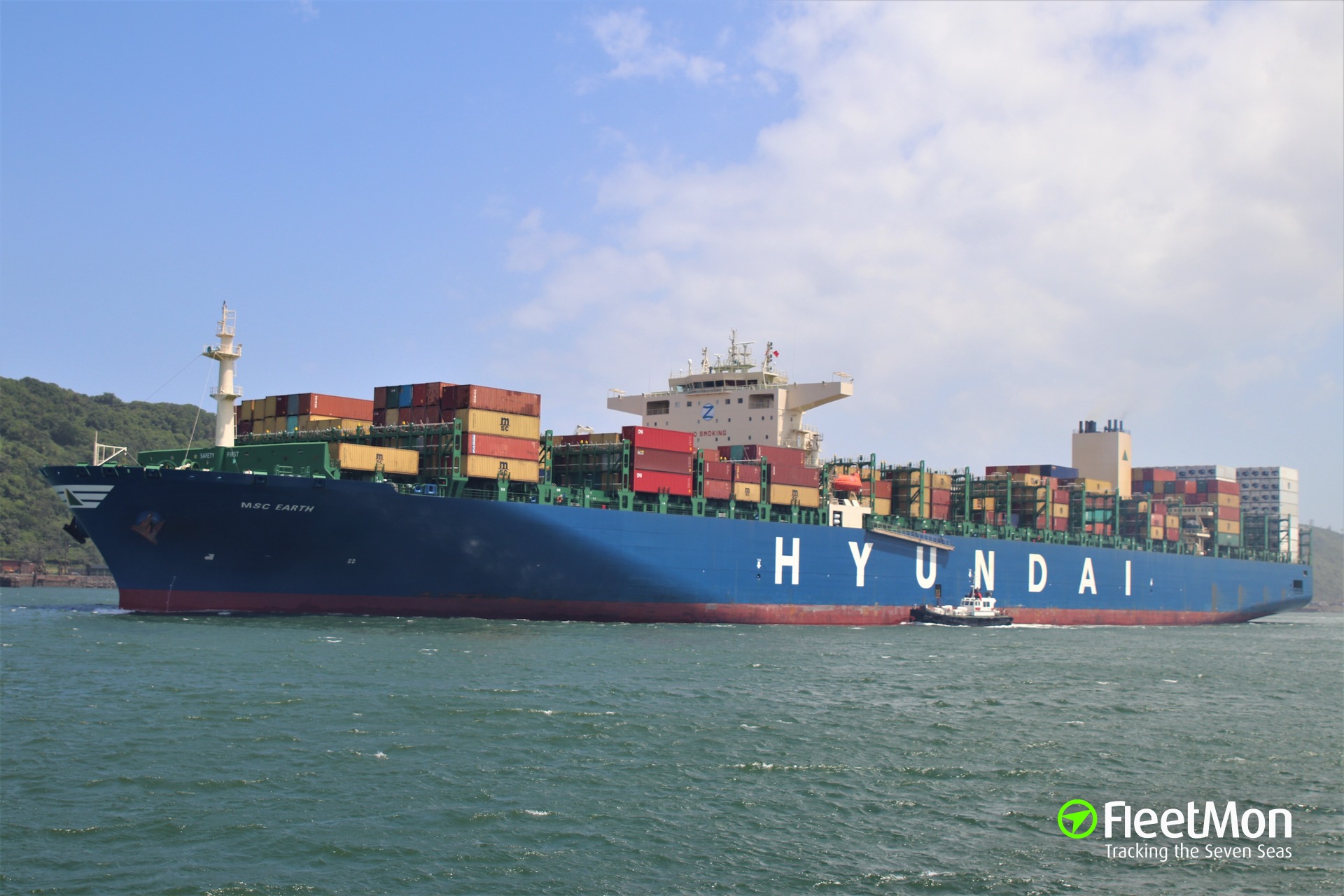 Earth ship. Судно Hyundai. Хендай контейнеровоз. Хендай Вессел. Hyundai Vessel машина.