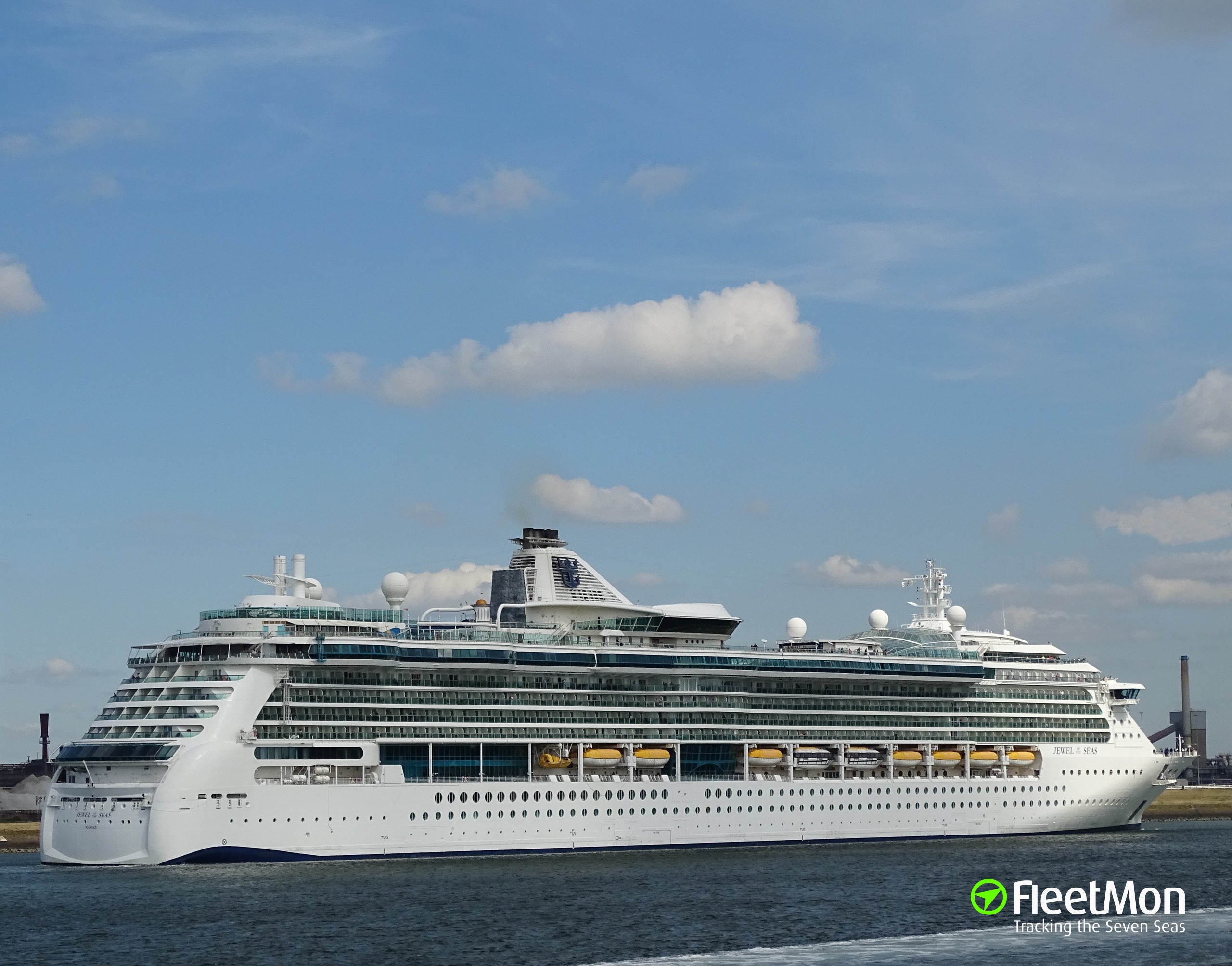 Photo of JEWEL OF THE SEAS (IMO: 9228356, MMSI: 311583000, Callsign ...