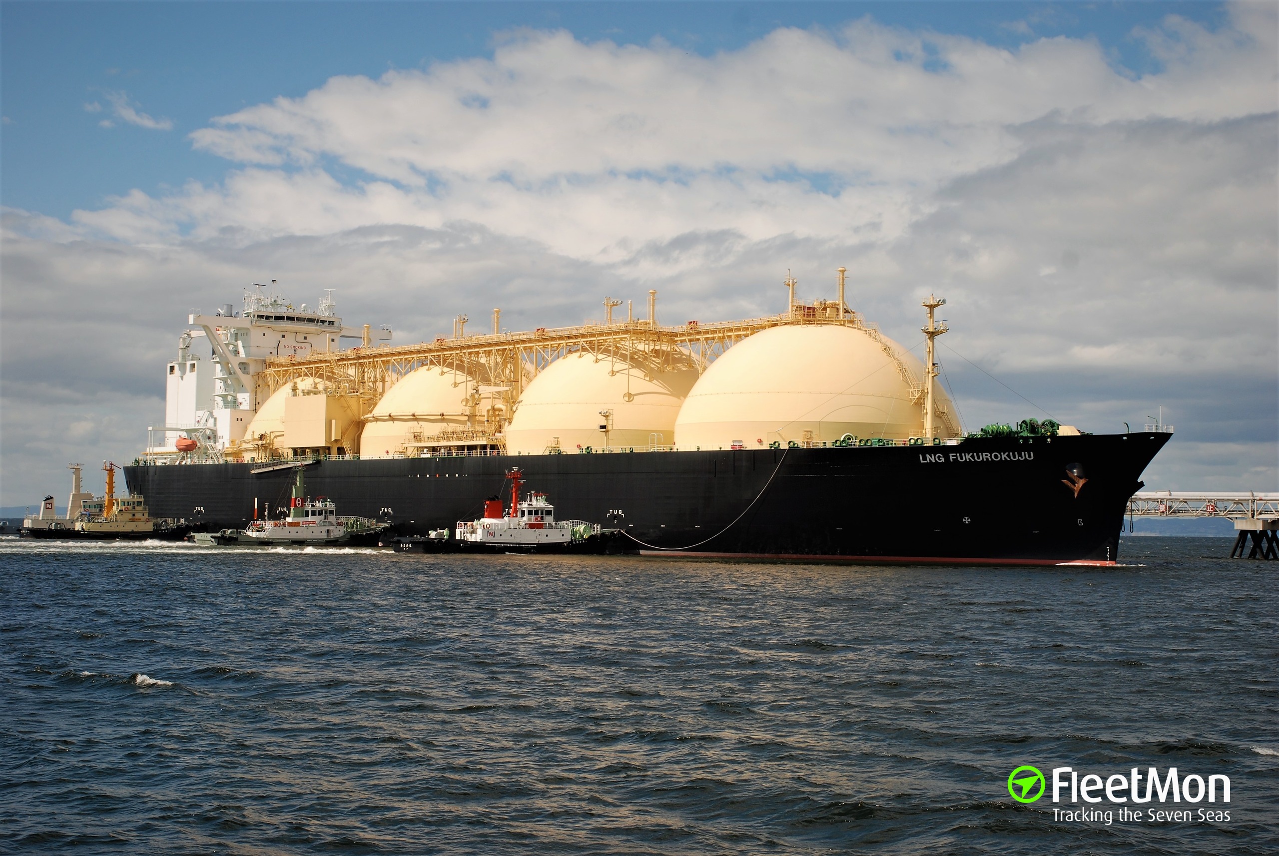 Photo of LNG FUKUROKUJU (IMO: 9666986, MMSI: 311000365, Callsign: C6BU3 ...