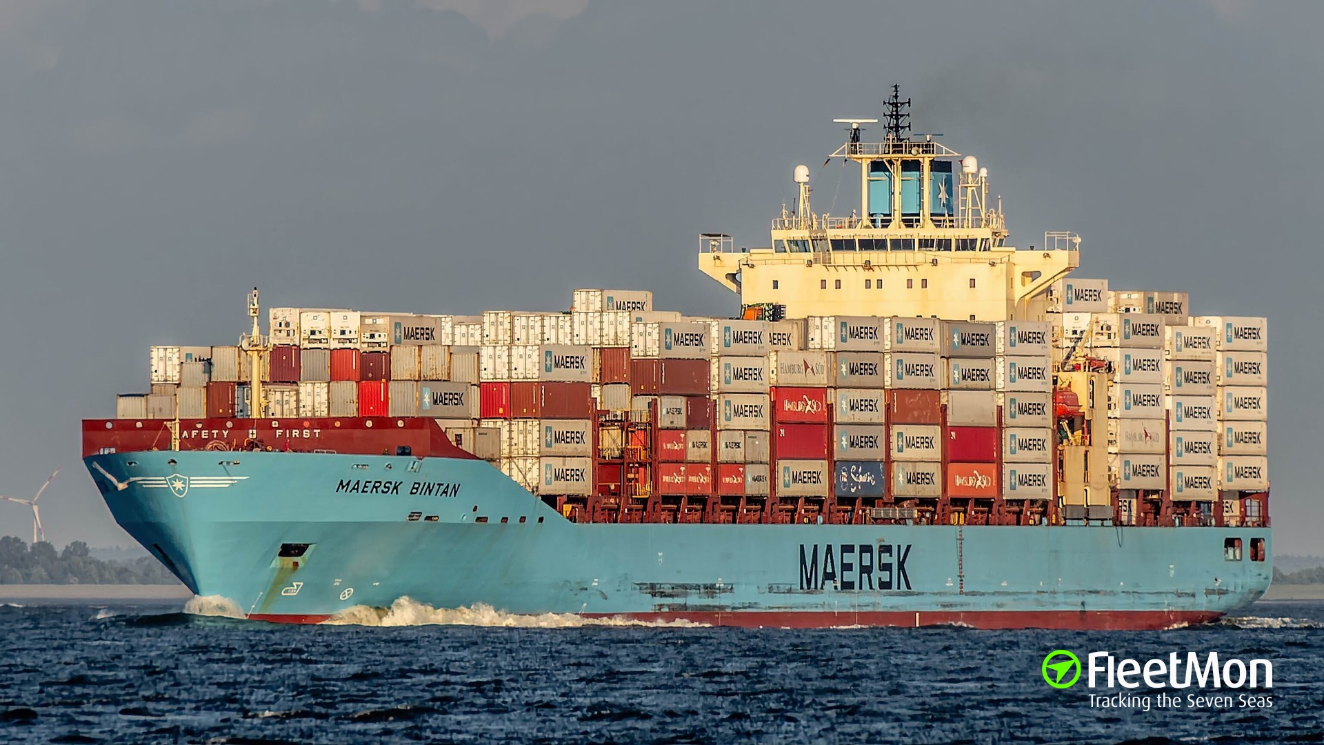 Photo of MAERSK BINTAN (IMO: 9355288, MMSI: 477178900, Callsign: VROX4 ...