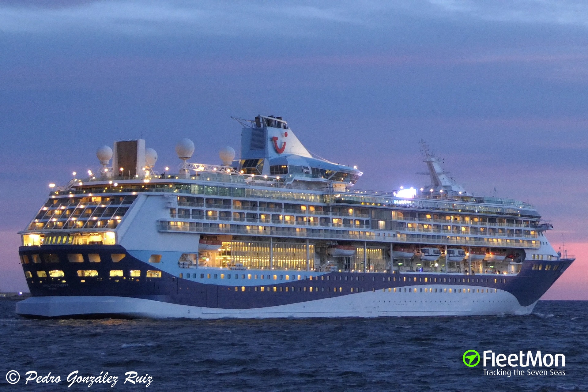 pictures of discovery 2 cruise ship