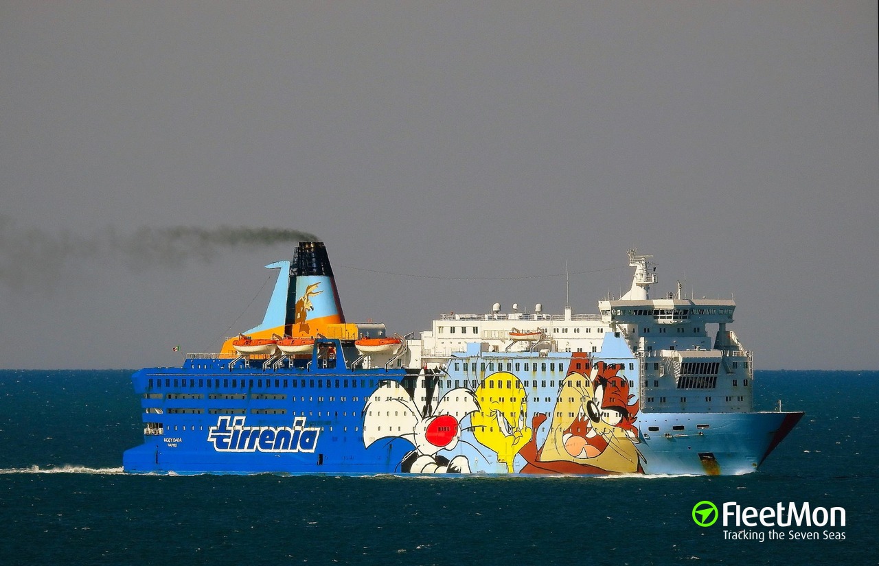 Ferry PRINCESS MARIA allided with icebreaker Mudyug, S-Petersburg