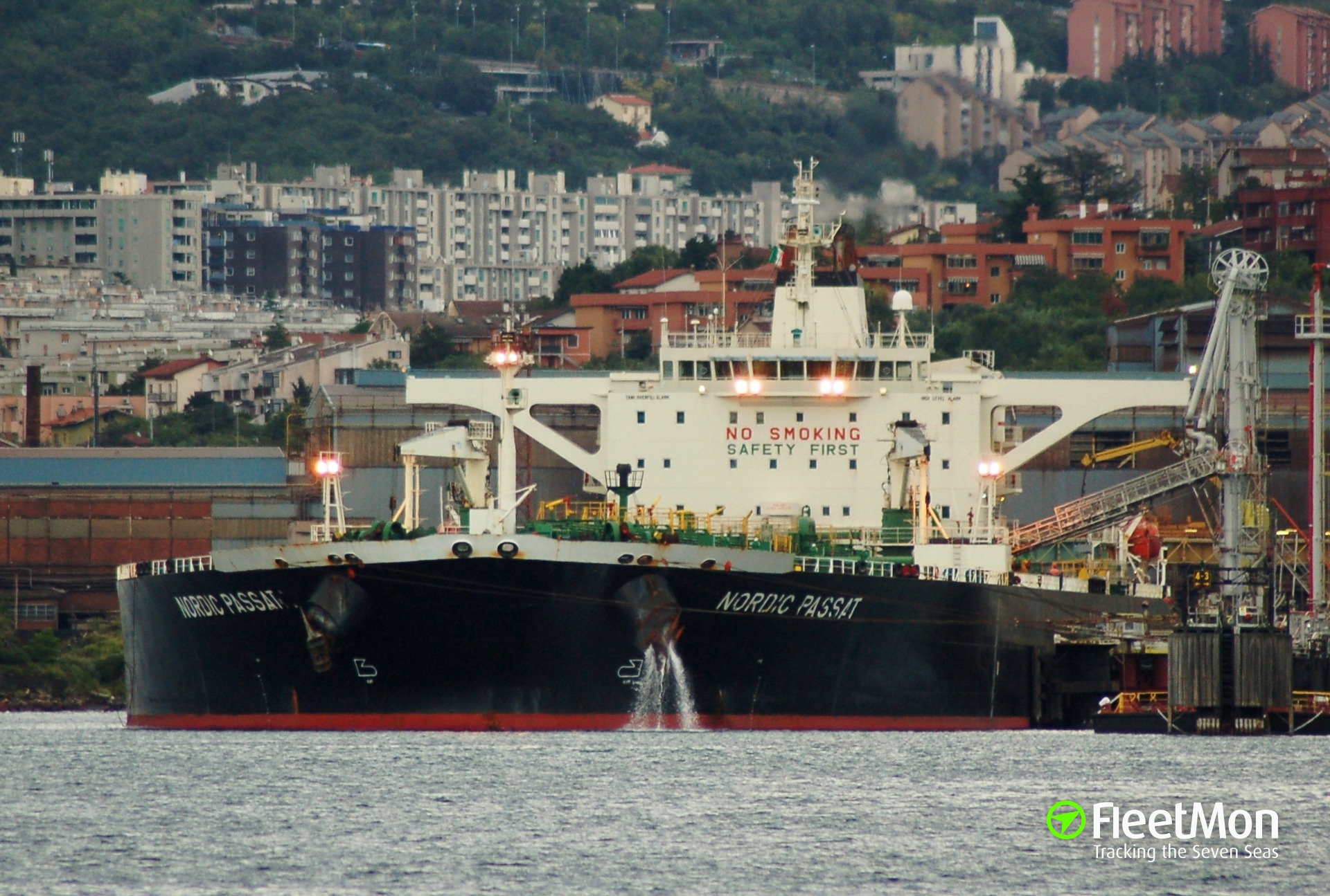 Пропустить судно. Нордик Пассат. Nordic Passat Tanker. Nordic Pollux танкер. Судно Nordic Passat.