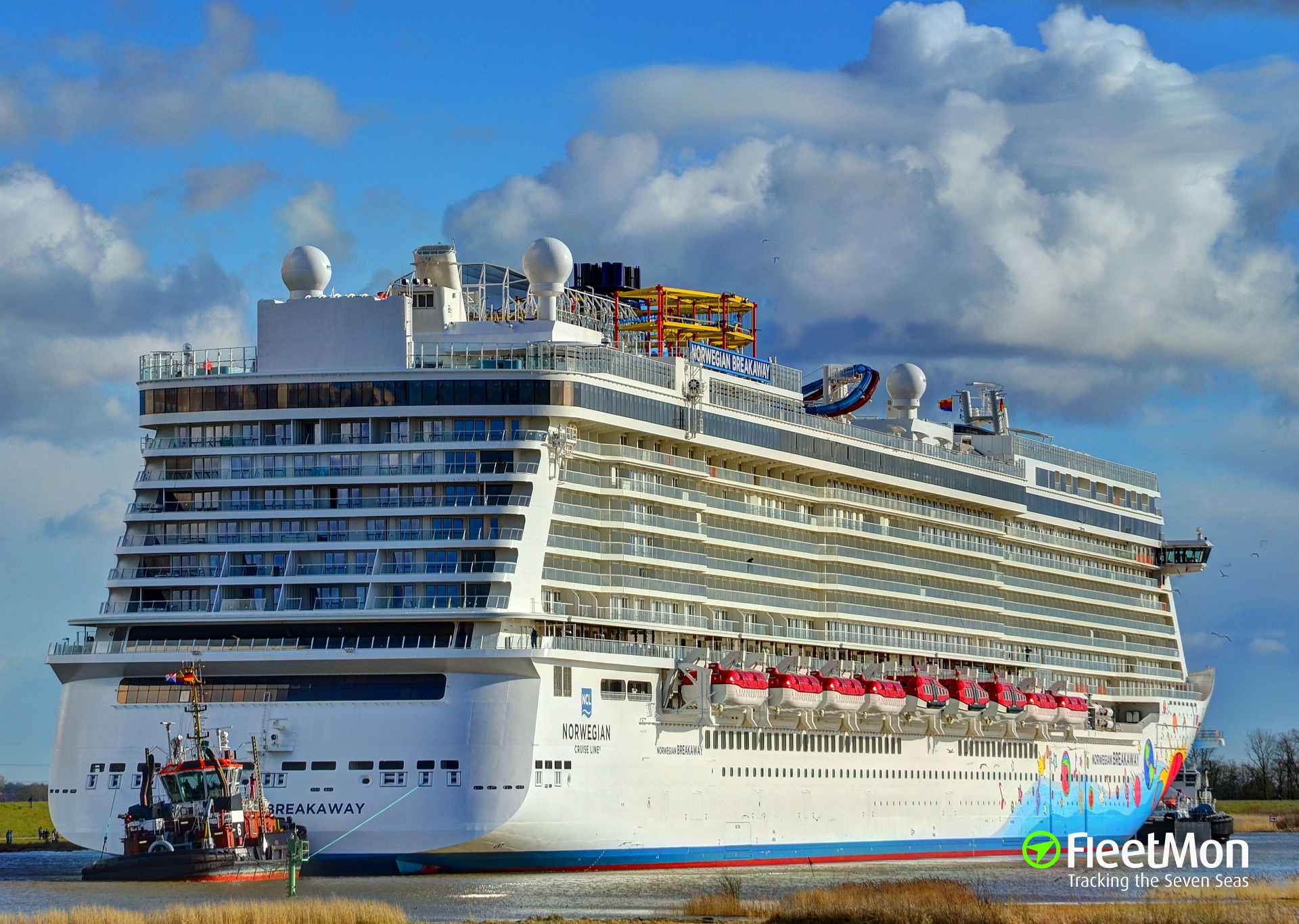 Паром характеристики. Norwegian Breakaway. Norwegian Breakaway лайнер развлечения. Паром Норвегиан. Norwegian Breakaway шлюпки.