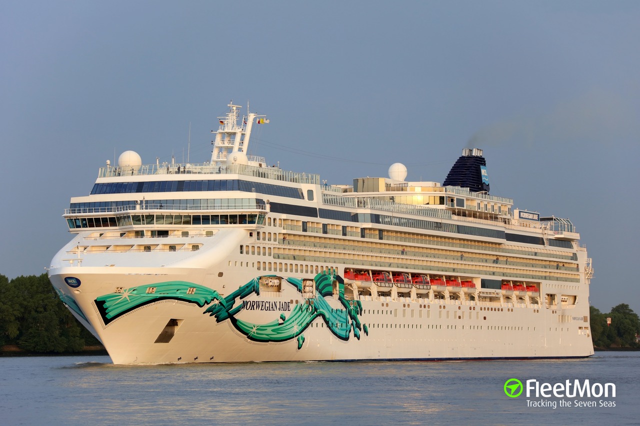 Photo of NORWEGIAN JADE (IMO: 9304057, MMSI: 308416000, Callsign: C6WK7 ...