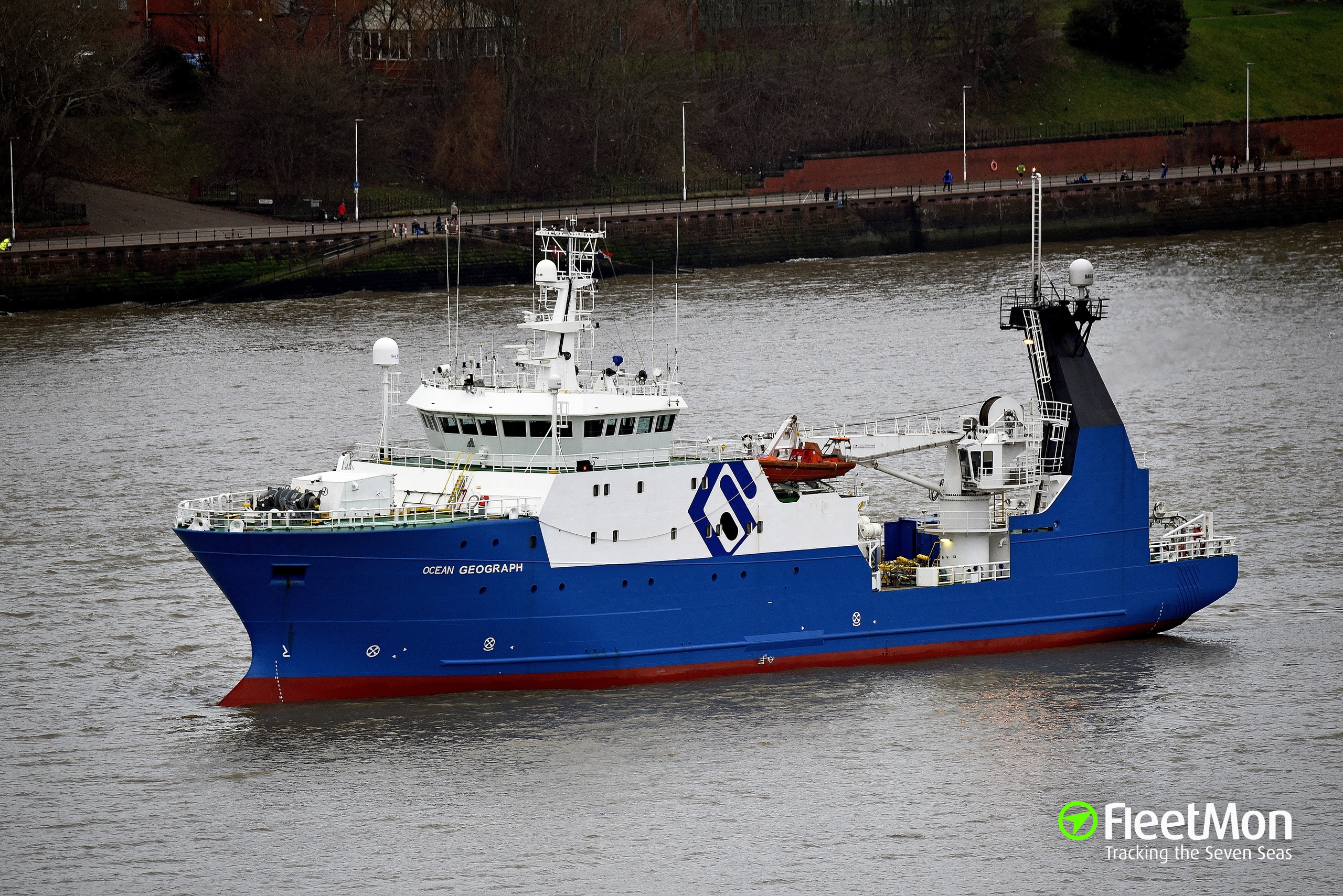 File:A small fishing boat approaching its home port - geograph.org.uk -  1185121.jpg - Wikipedia