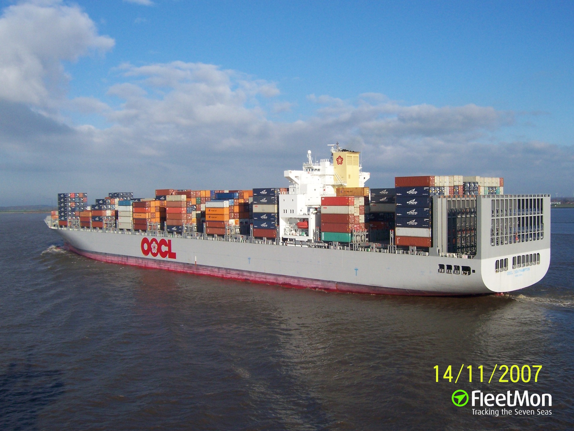 photo-of-oocl-southampton-imo-9310240-mmsi-477829700-callsign