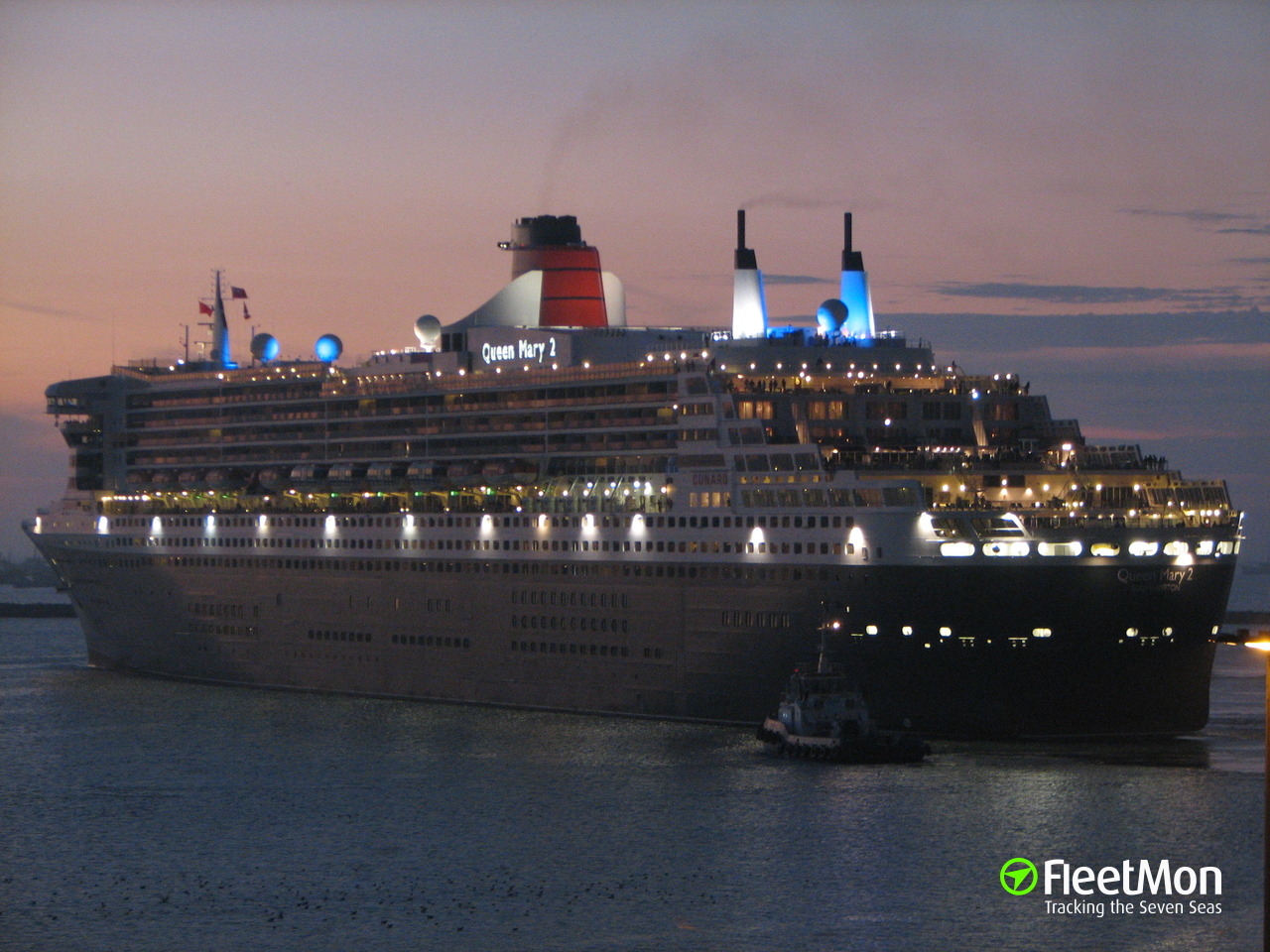 Лайнер Queen Mary 2 в Норвегии