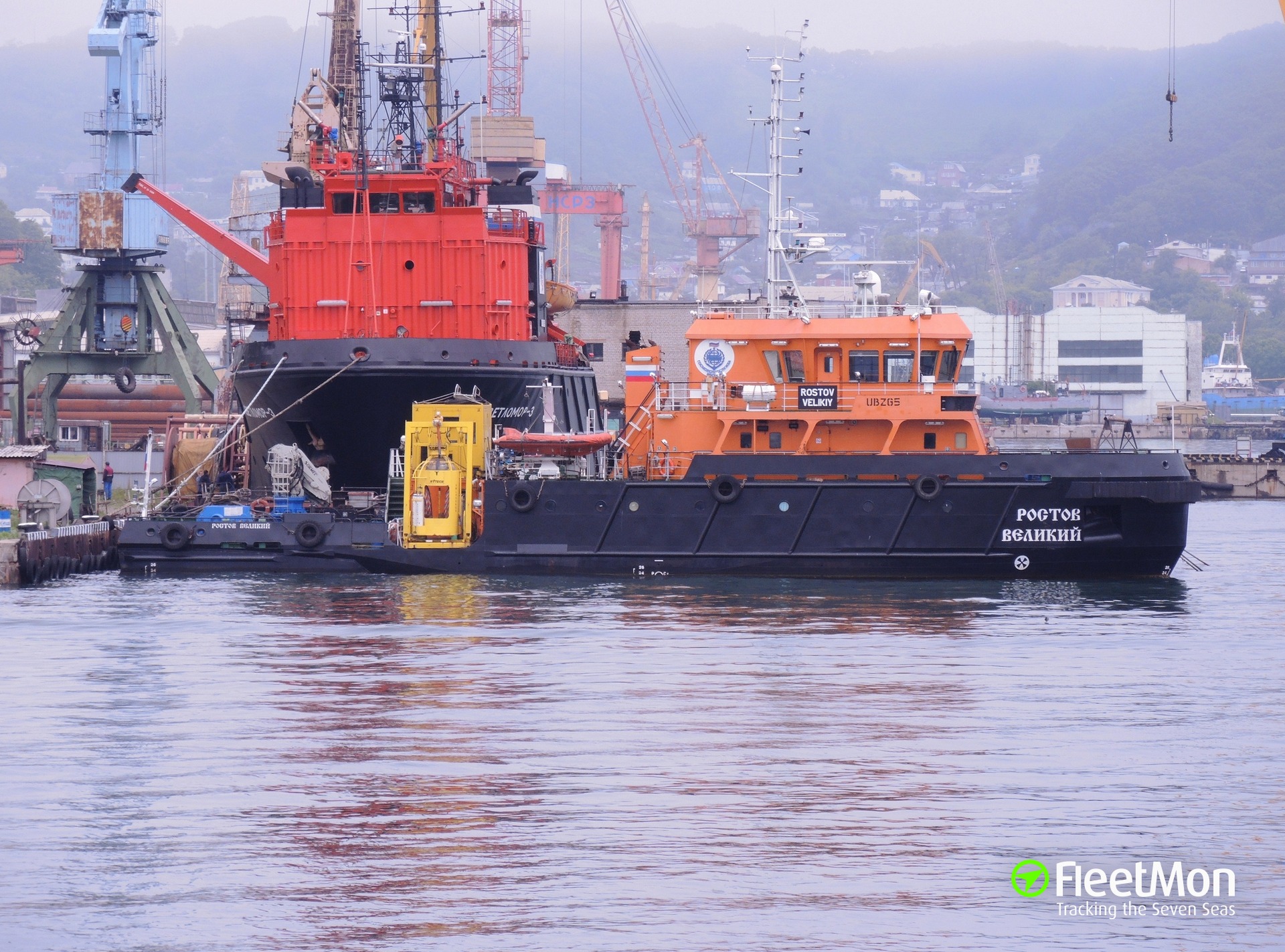 Ростов на судах. Ростов Великий судно. Танкер Ростов Великий. Морское водолазное судно Ростов Великий. Сухогруз Ростов Великий.