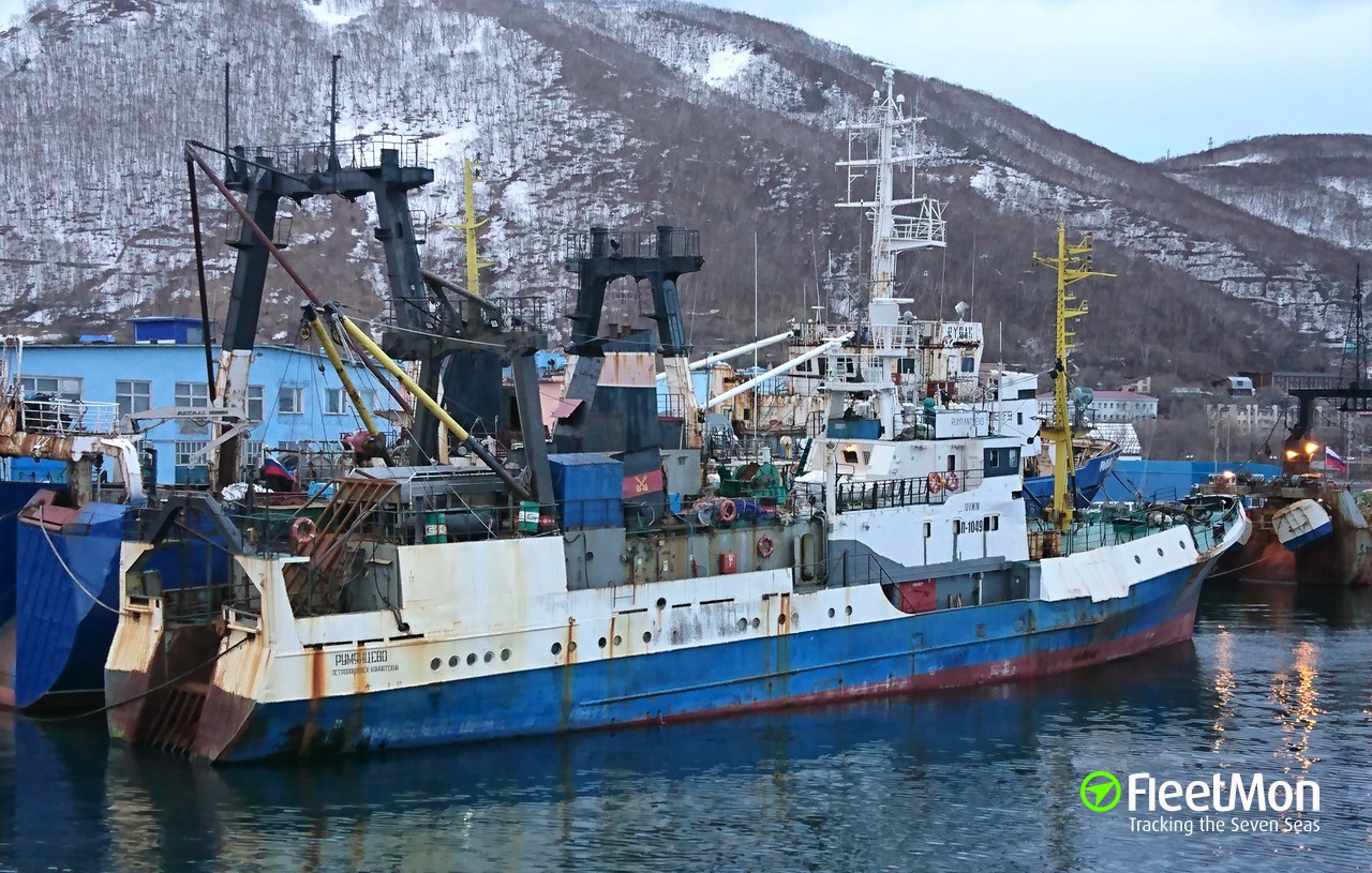 Сртм судно. Петропавловск-Камчатский БМРТ. СРТМ мыс Крузенштерна. Камчатский шельф плавбаза. Плавбаза орочон Петропавловск-Камчатский.