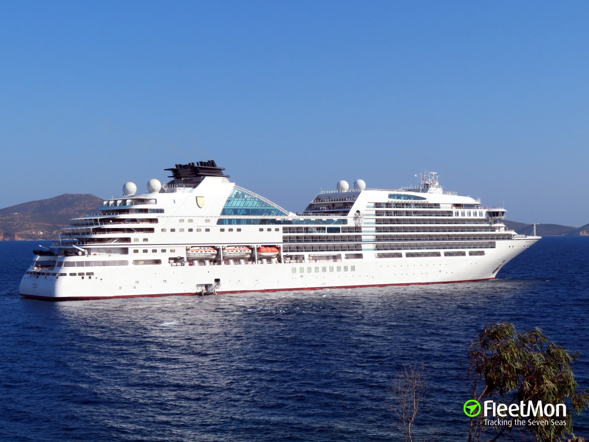 Photo of SEABOURN OVATION (IMO: 9764958, MMSI: 311000585, Callsign ...