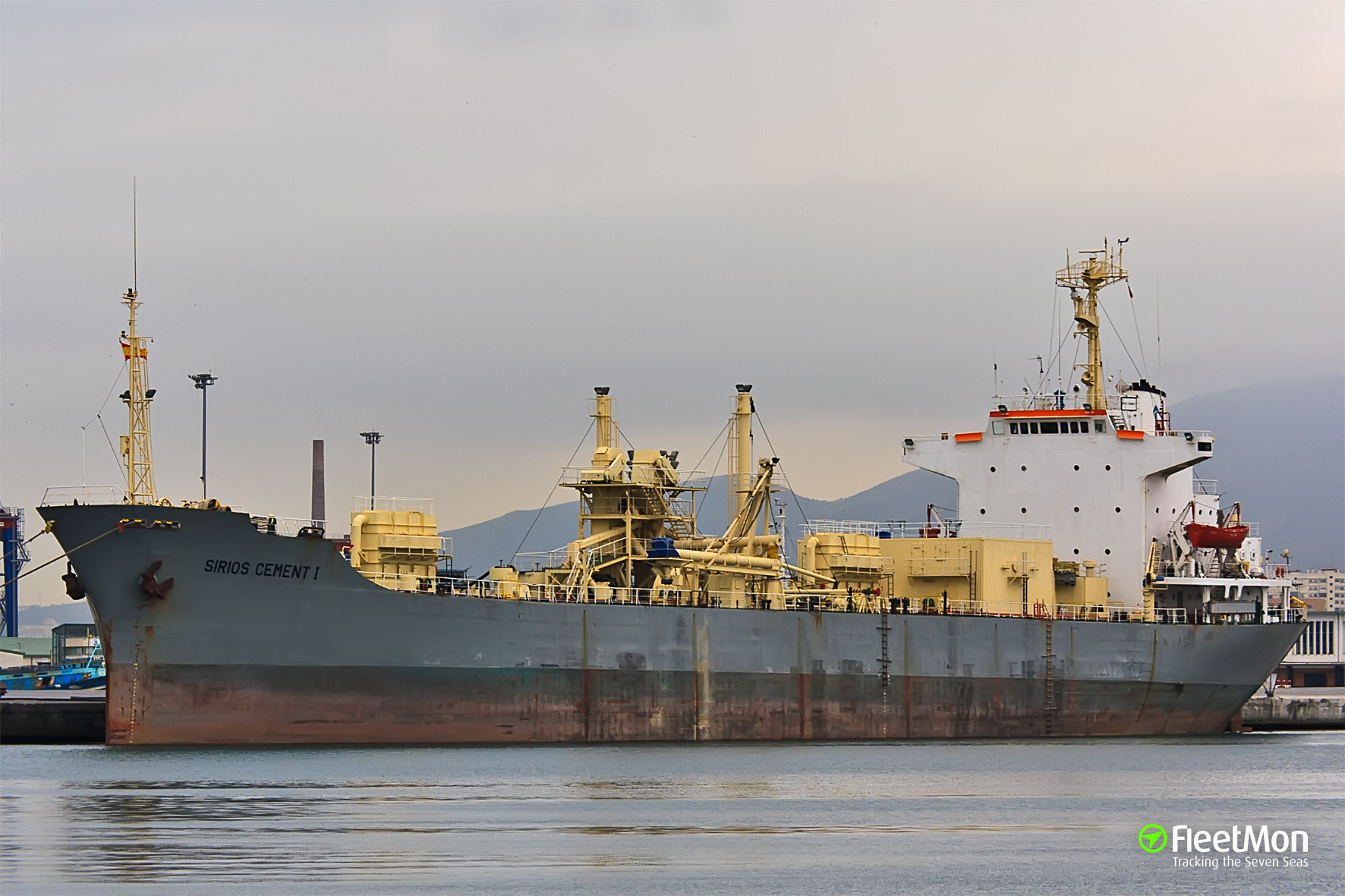 Cement carrier grounding, Greece | SIRIOS CEMENT I - FleetMon Maritime News